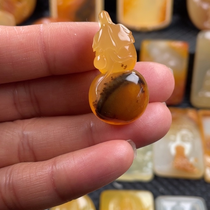 石英质玉（黄龙玉）颈饰未镶嵌