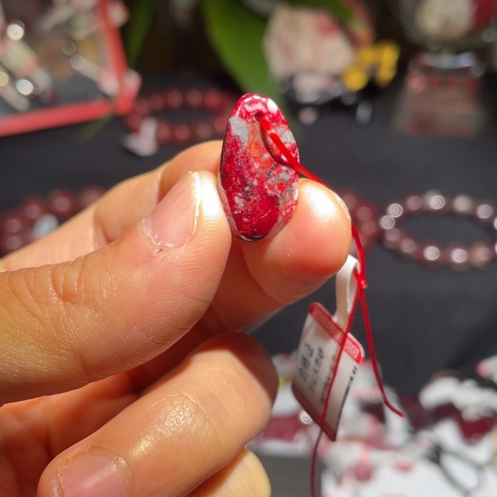 天然辰砂原矿红沙吊坠