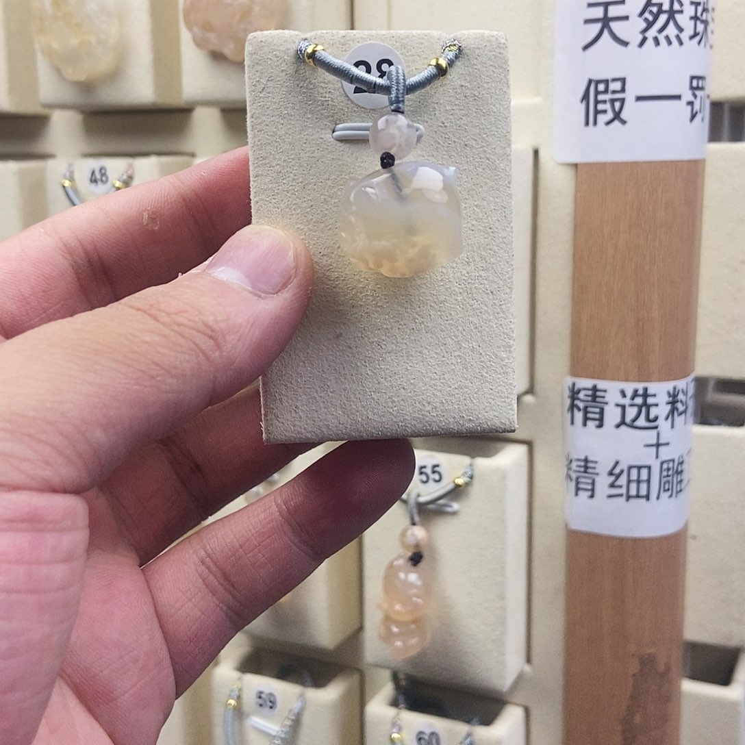 石英质玉未镶嵌颈饰糊****?