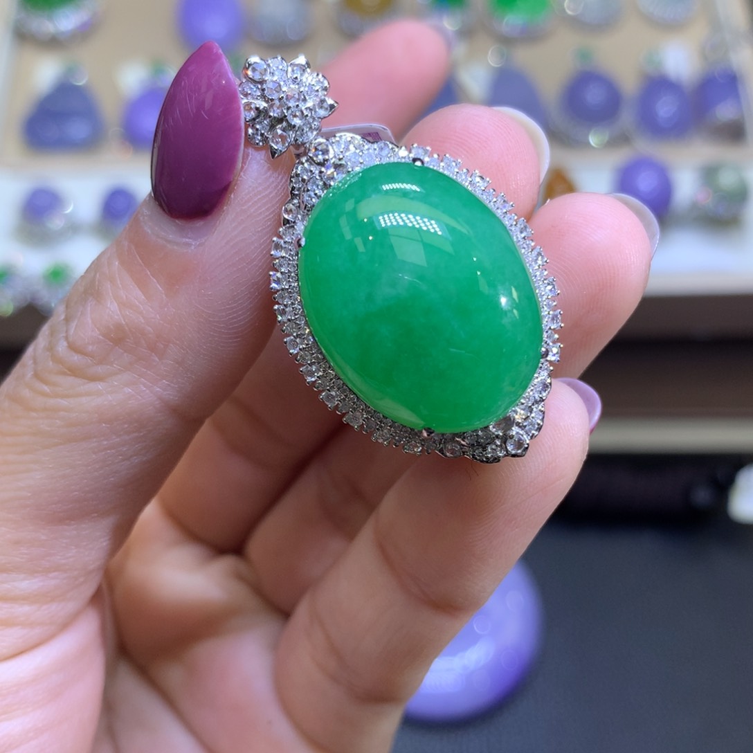 翡翠颈饰18K金镶嵌翡翠