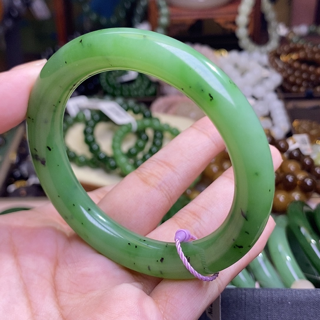 和田玉未镶嵌颈饰碧玉果绿乌兰海圆条手镯54.5
