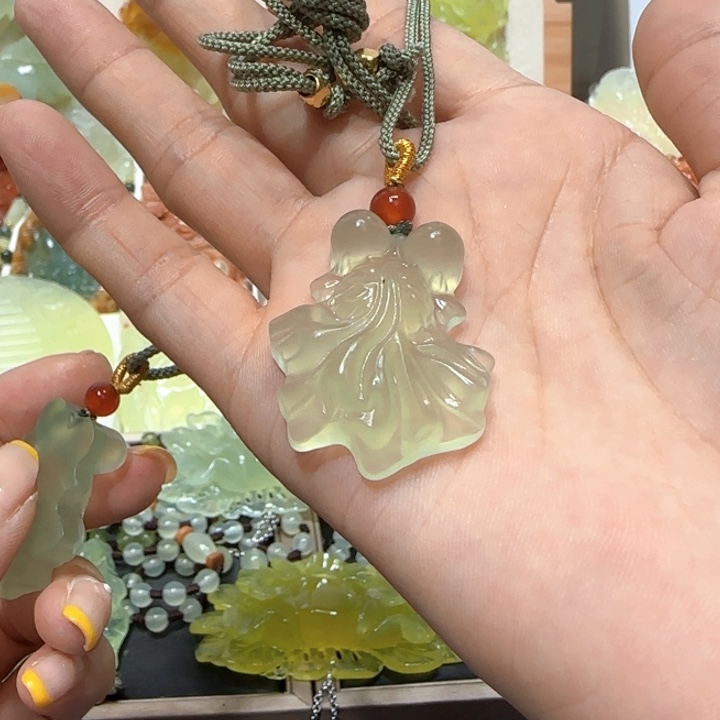 未镶嵌蛇纹石玉吊坠