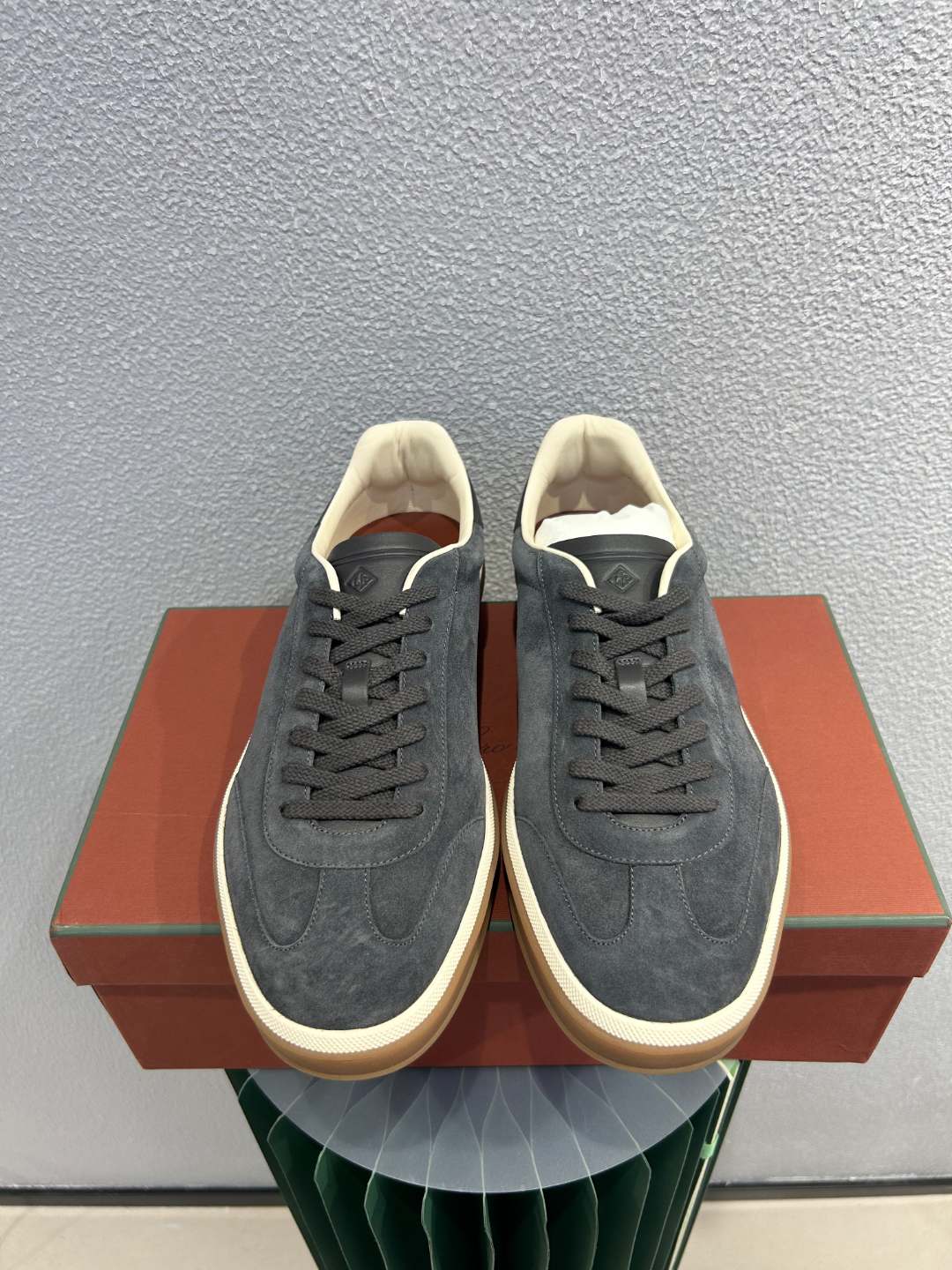 全新未使用Loro Piana 诺悠翩雅 灰色翻毛皮低帮休闲板鞋 FAN8505