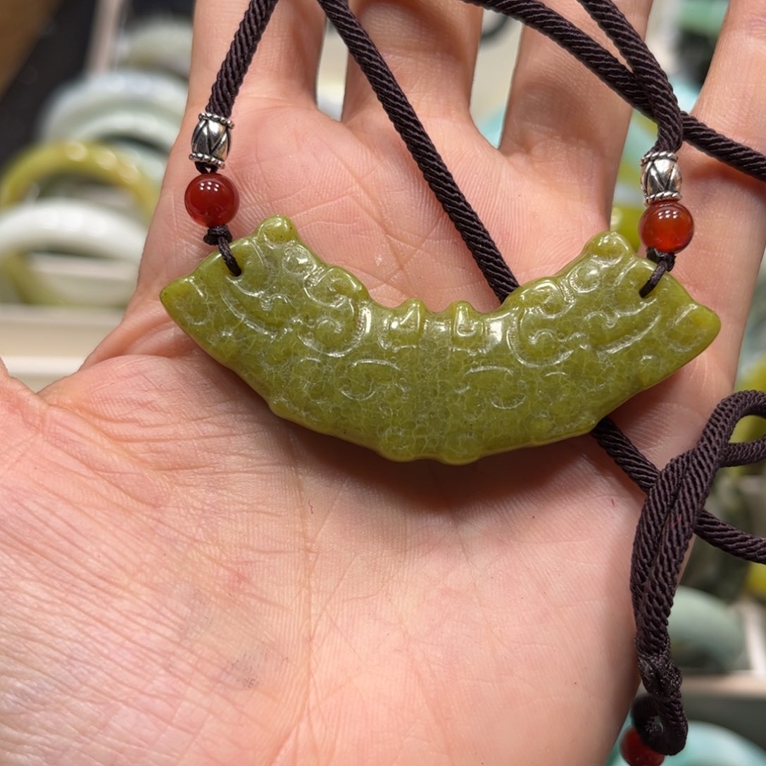 蛇纹石玉颈饰未镶嵌