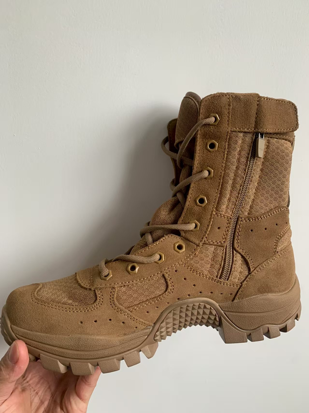 棕色战术靴 户外登山 防穿刺 经磨耐造