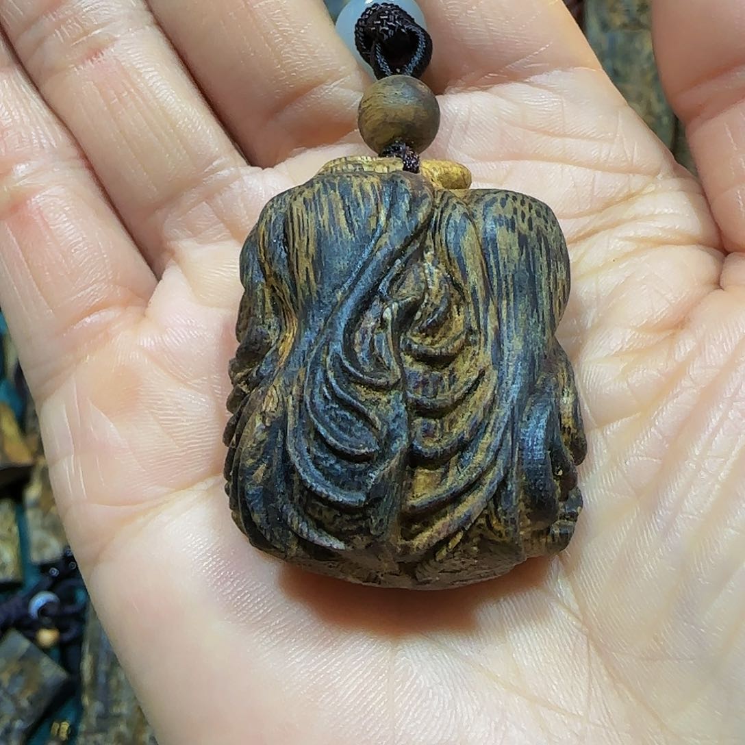 沉香吊坠海南白奇乌身老料瘤疤白菜(聚百财)吊坠13克