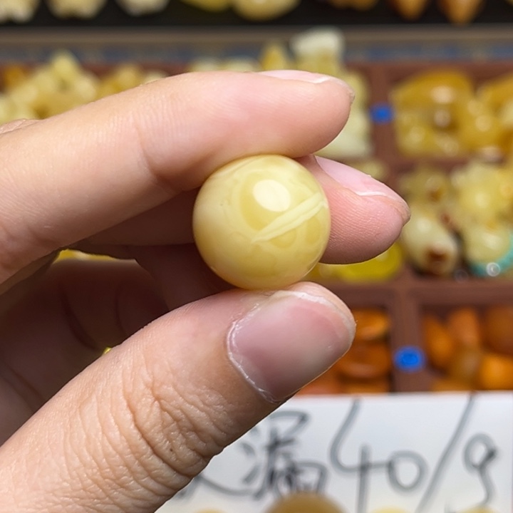 A****蜜蜡未镶嵌珠宝奇石满蜡白妖花圆珠。微微瑕