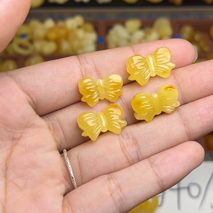 蜜蜡未镶嵌珠宝奇石鸡油黄满蜡俏色蝴蝶结一个微微瑕
