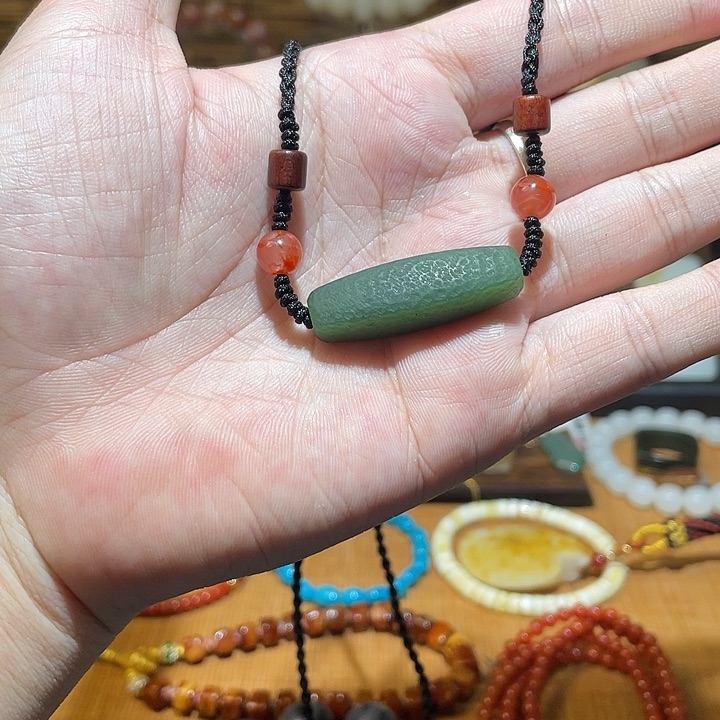 颈饰未镶嵌和田玉吊坠