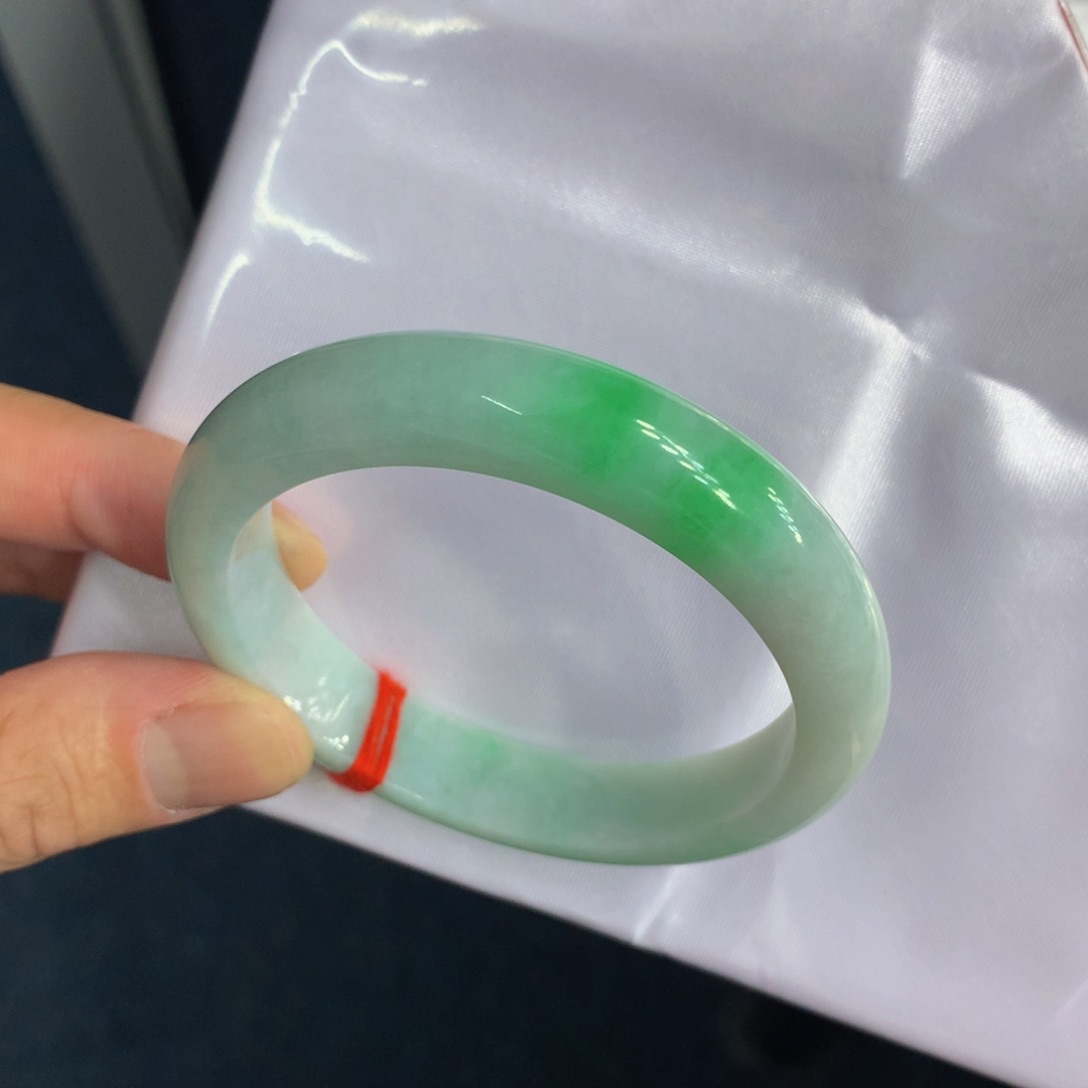 翡翠手镯未镶嵌翡翠