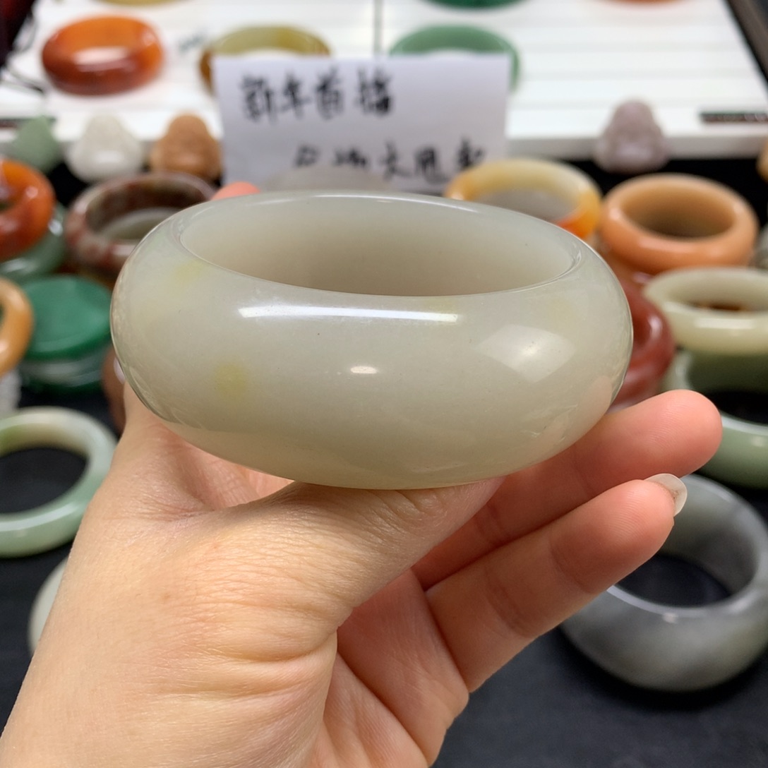 石英质玉手镯未镶嵌