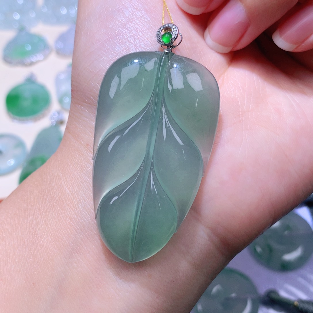 颈饰18K金镶嵌翡翠叶子
