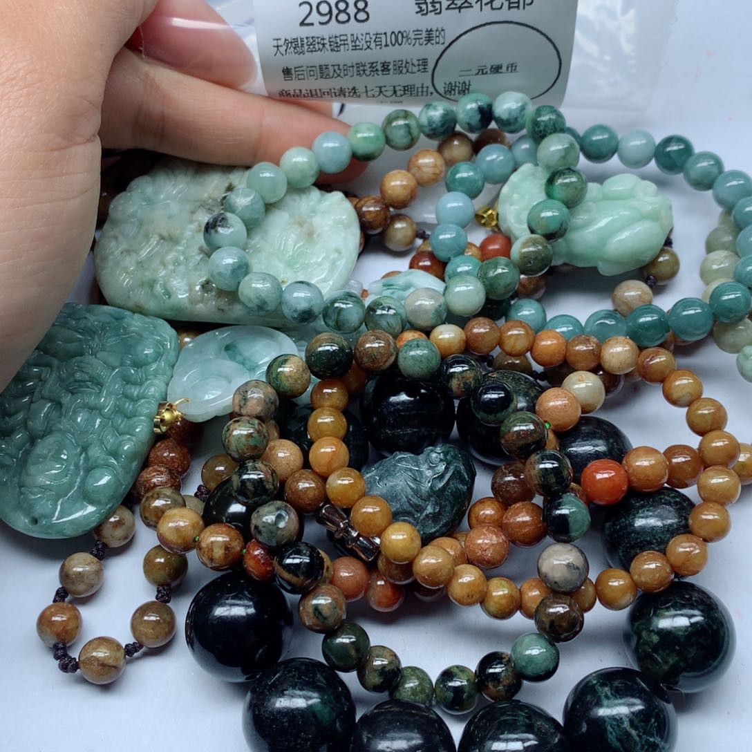 翡翠颈饰未镶嵌手串