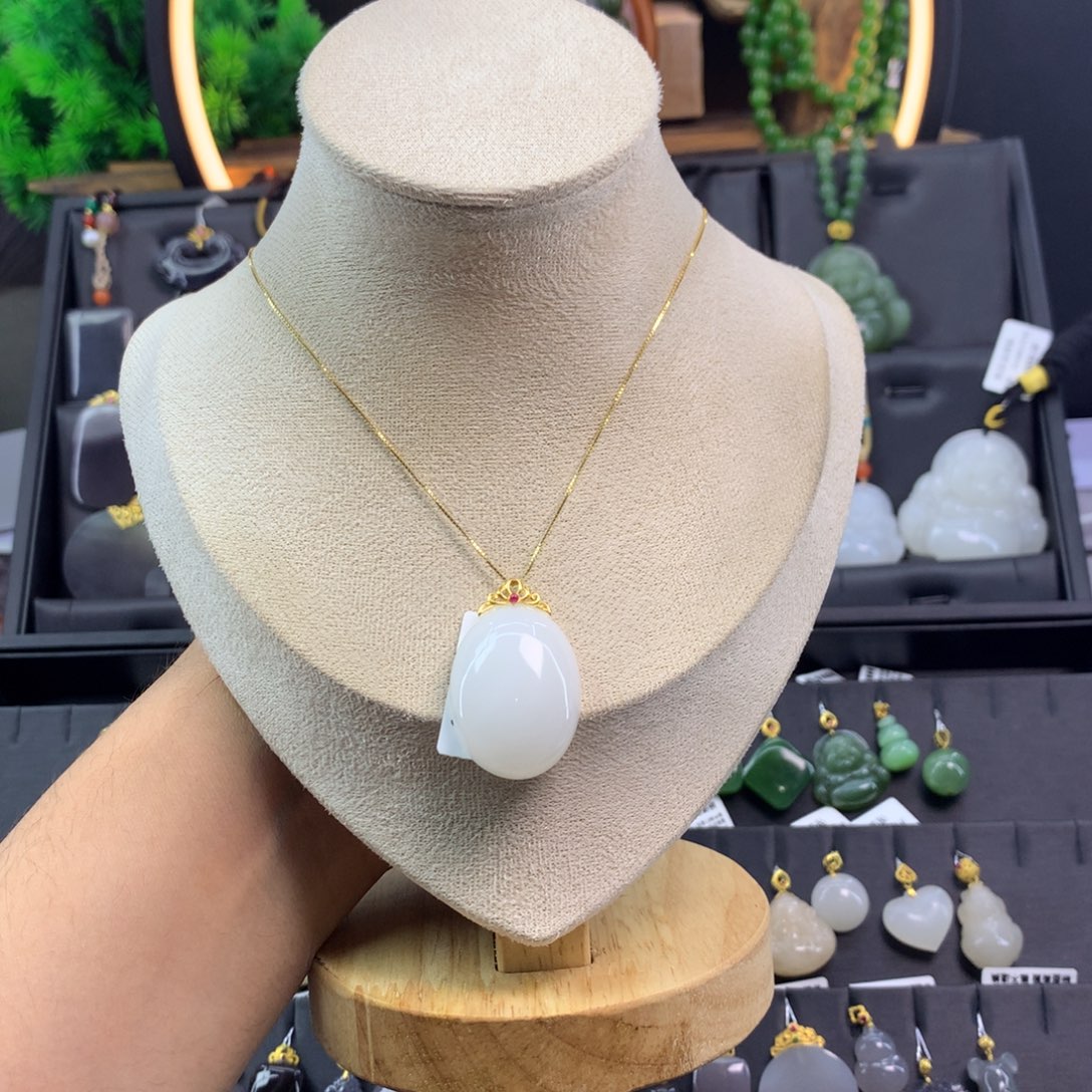 和田玉吊坠18K金镶嵌