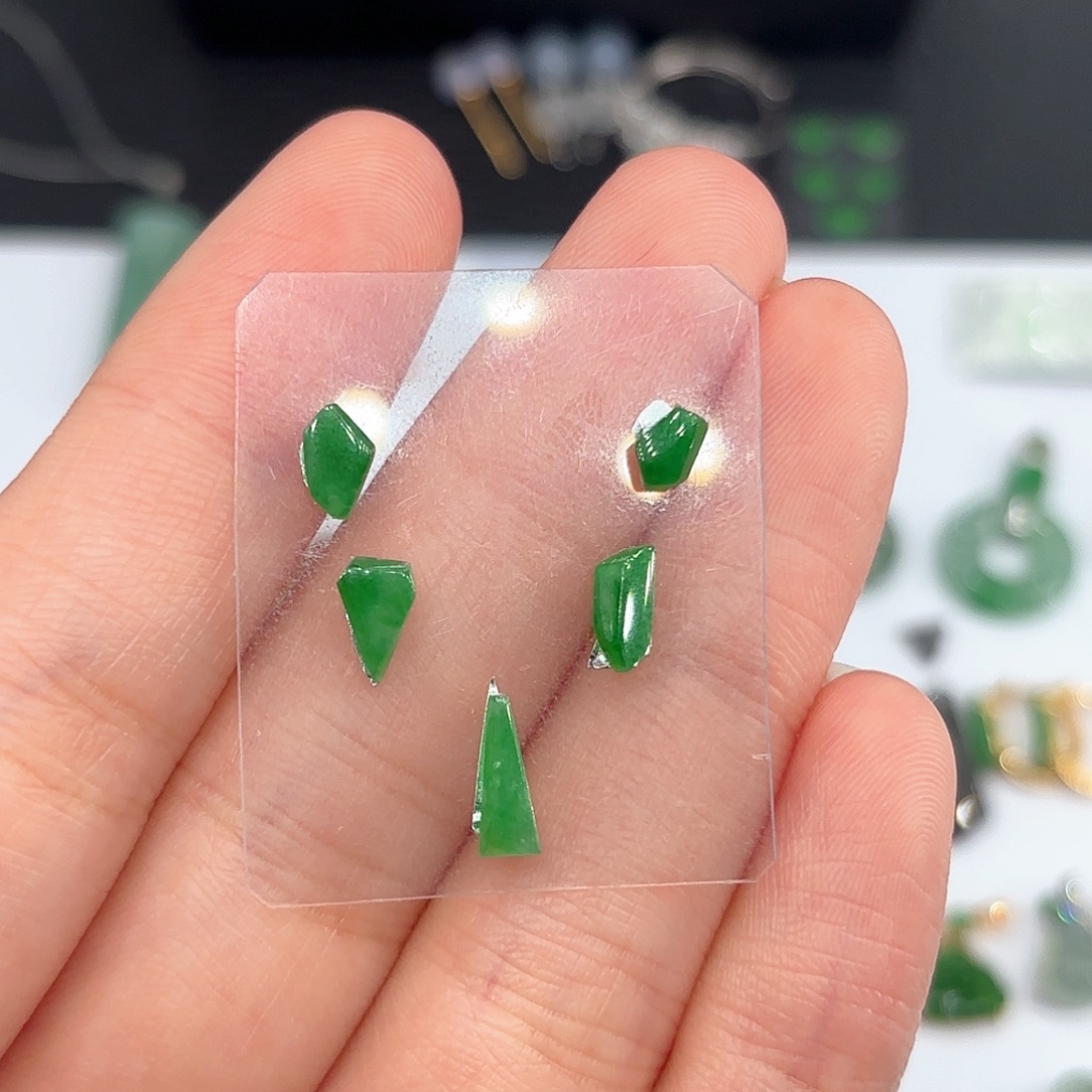 翡翠未镶嵌颈饰一套切割