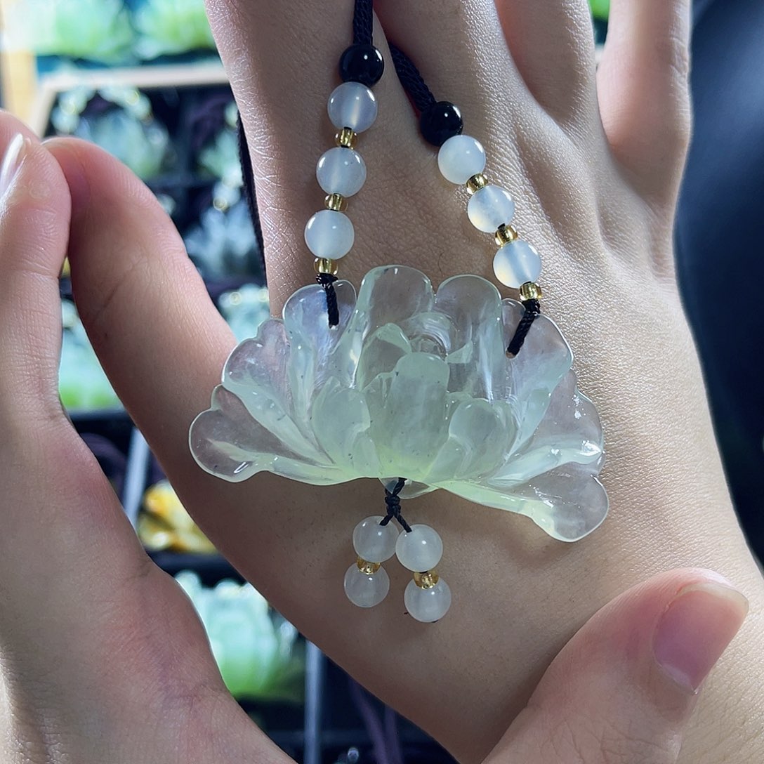 蛇纹石玉颈饰合金