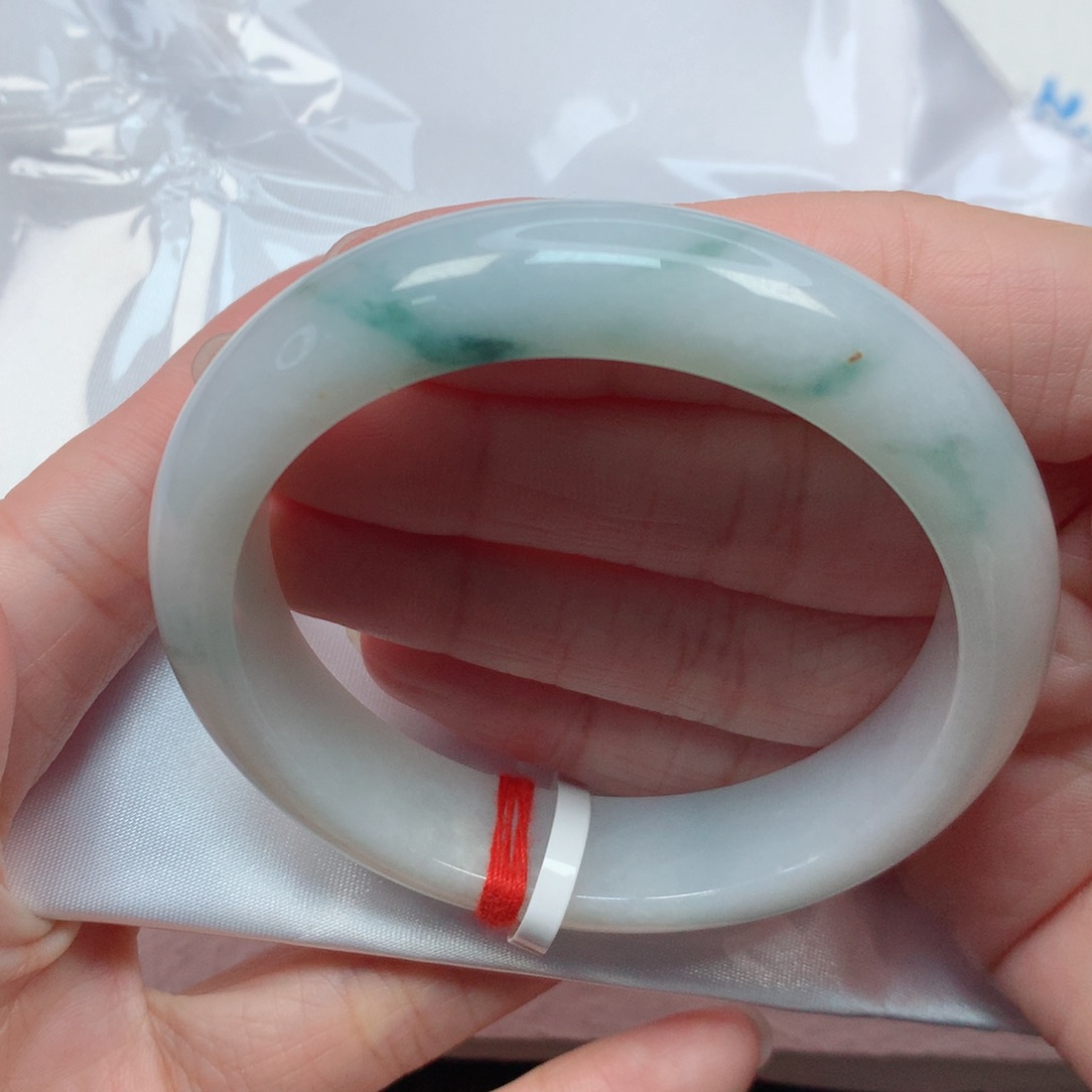 翡翠手镯未镶嵌55圈 白底飘蓝花