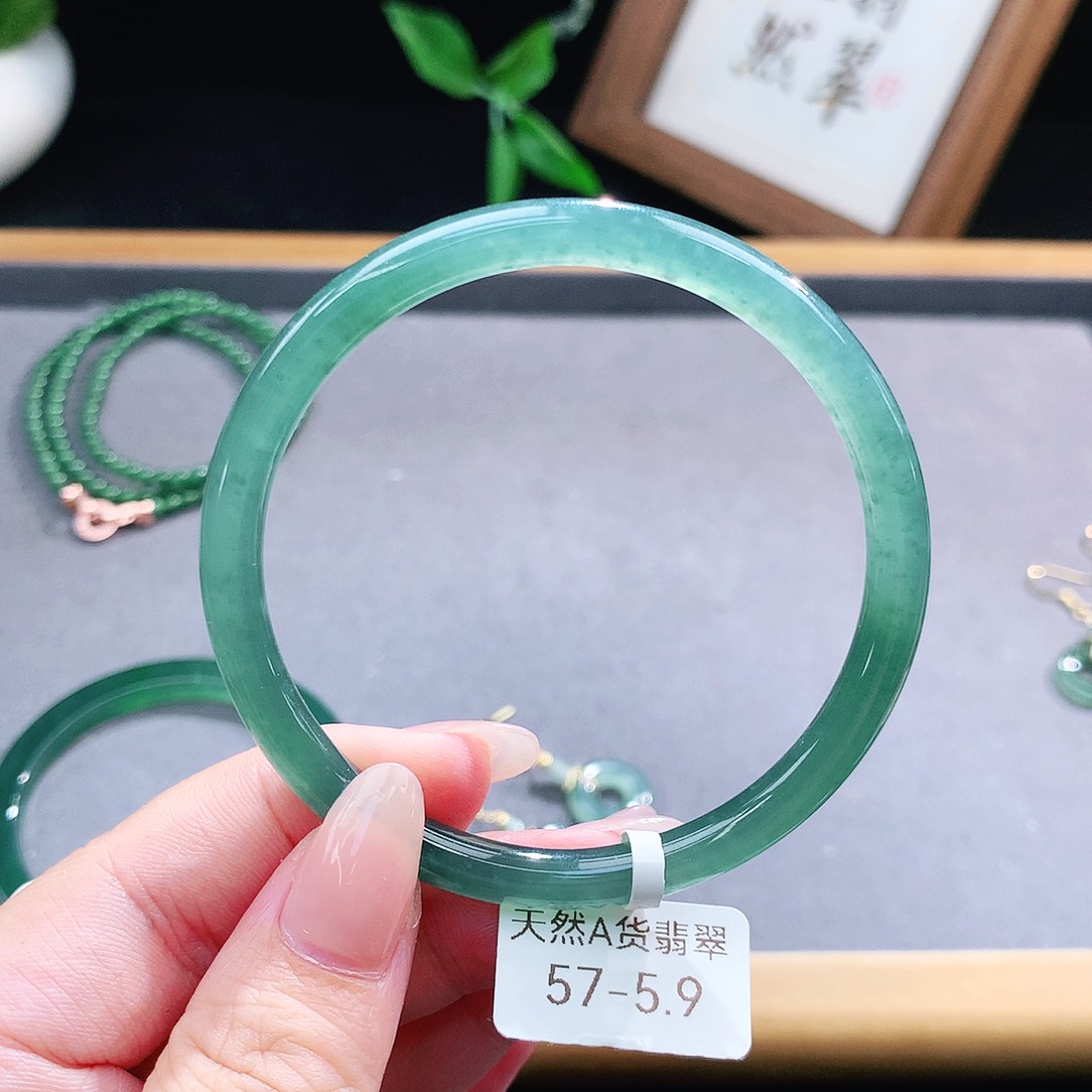 翡翠手镯（圆镯）未镶嵌