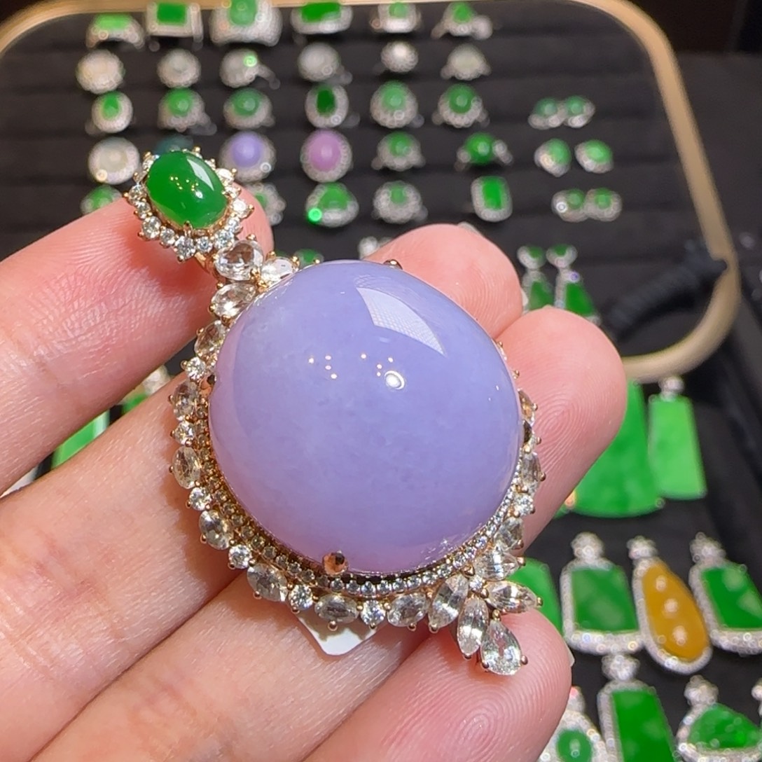 翡翠18K金镶嵌颈饰吊坠