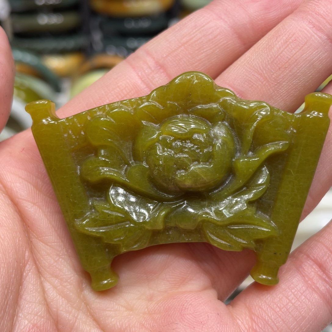 蛇纹石玉颈饰未镶嵌