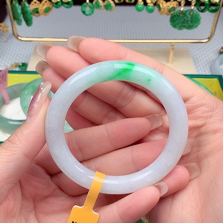 翡翠手镯未镶嵌翡翠