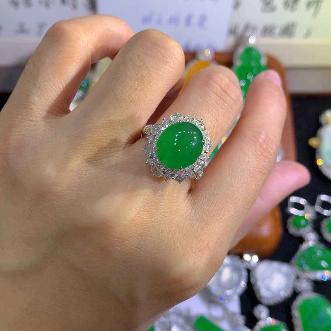 蔓***莉翡翠18K金镶嵌戒指蛋面