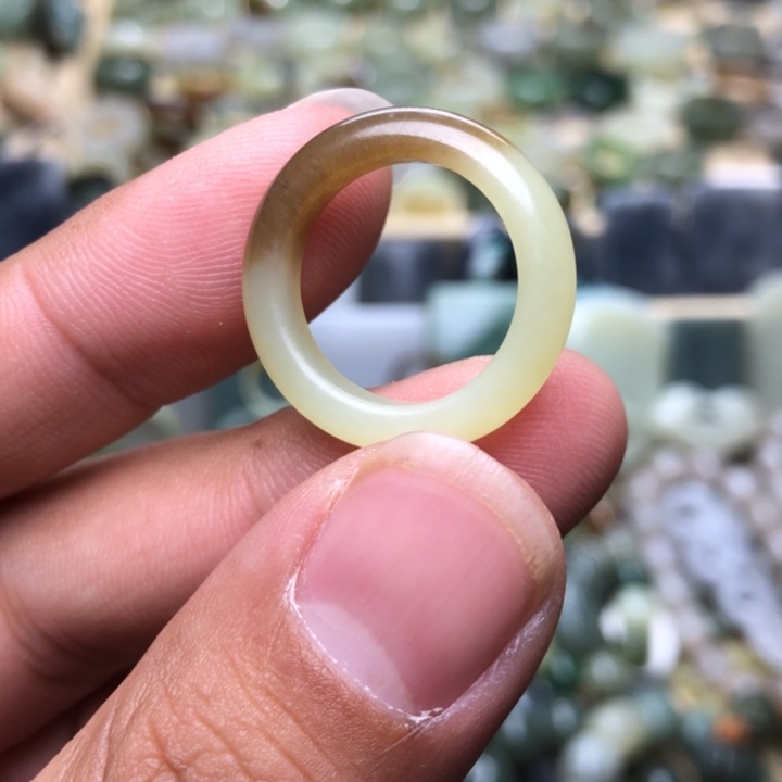 和田玉颈饰未镶嵌，