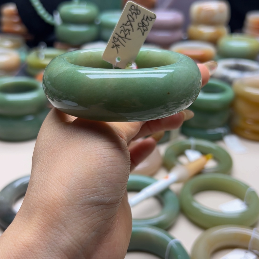 琉***、未镶嵌手镯石英质玉