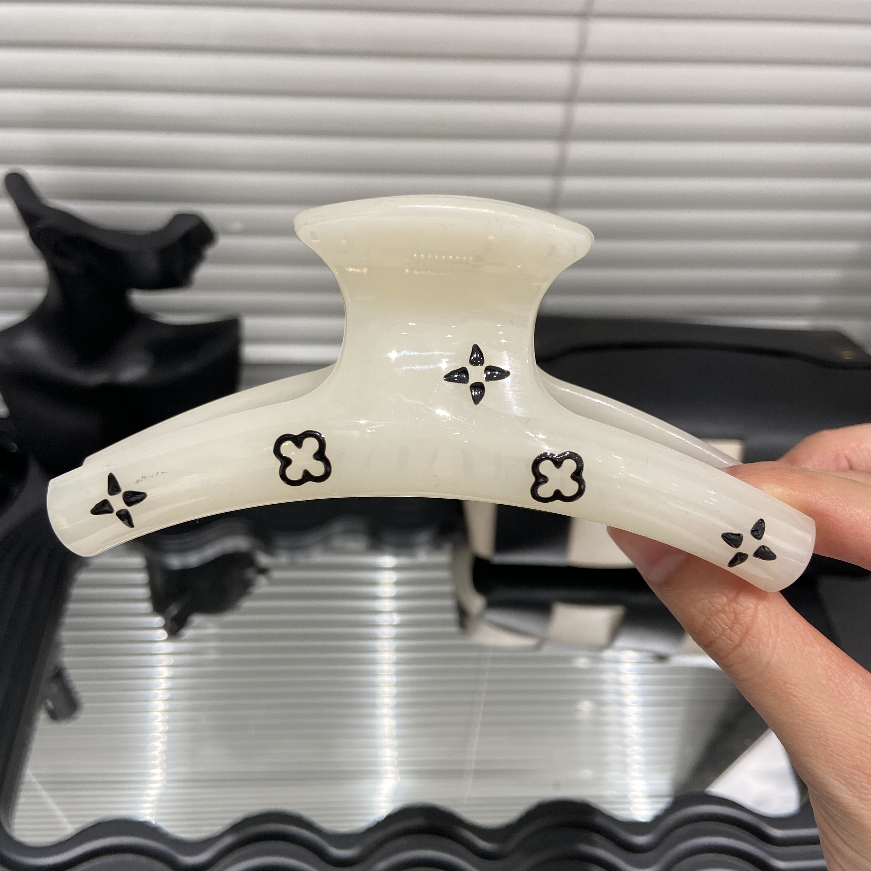 E4432 法式四叶黑白13cm抓夹小众甜美大号后脑勺鲨鱼夹子简约优雅