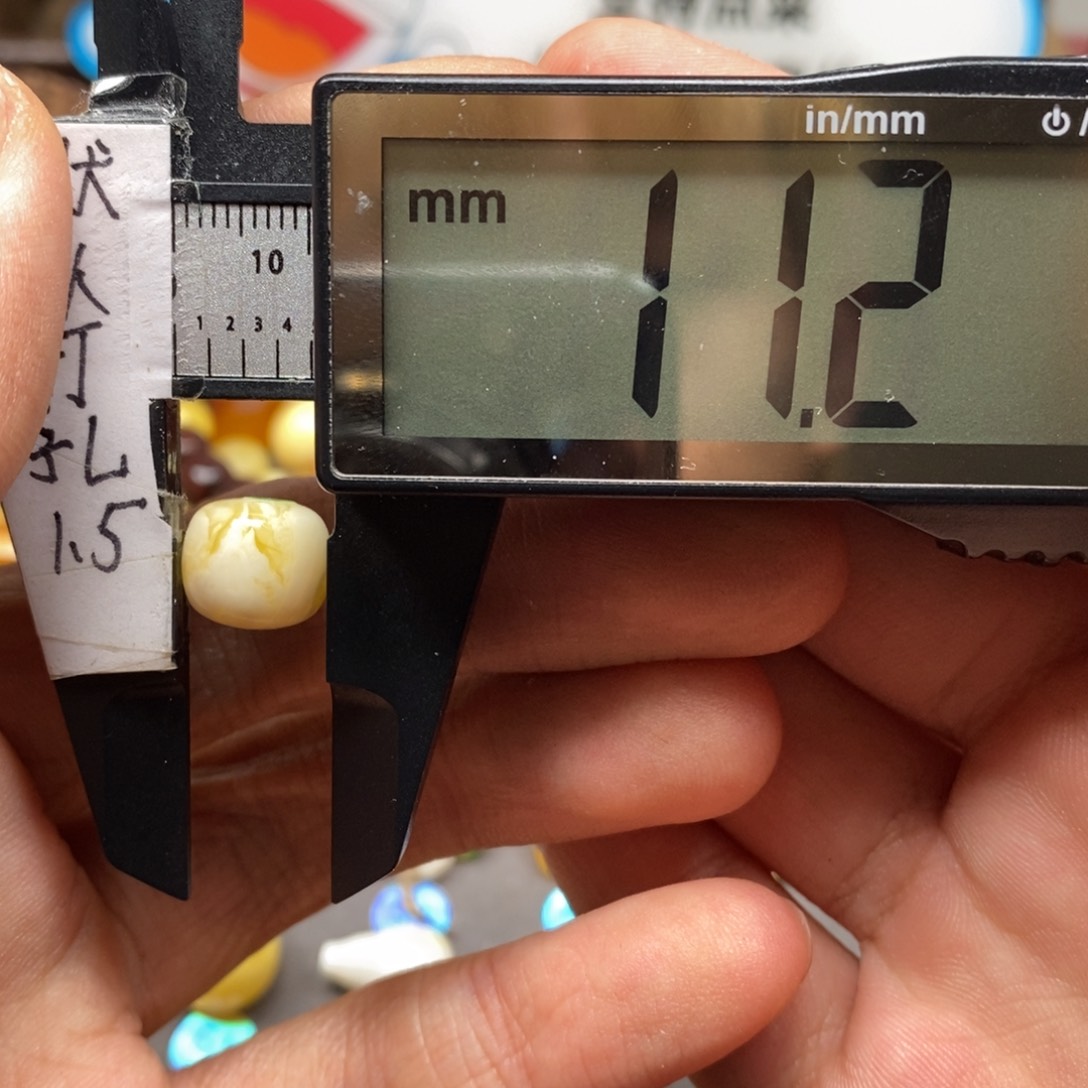 蜜蜡裸石未镶嵌金瓷白妖花带珀体一线天