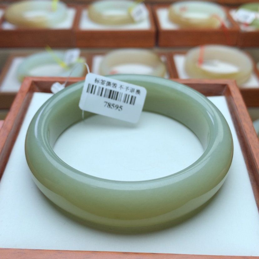 【闪购商品】和田玉手镯未镶嵌S****a57