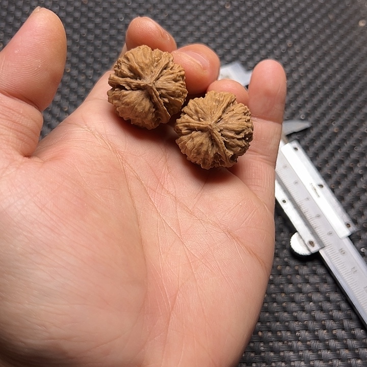 文玩核桃吊坠三棱