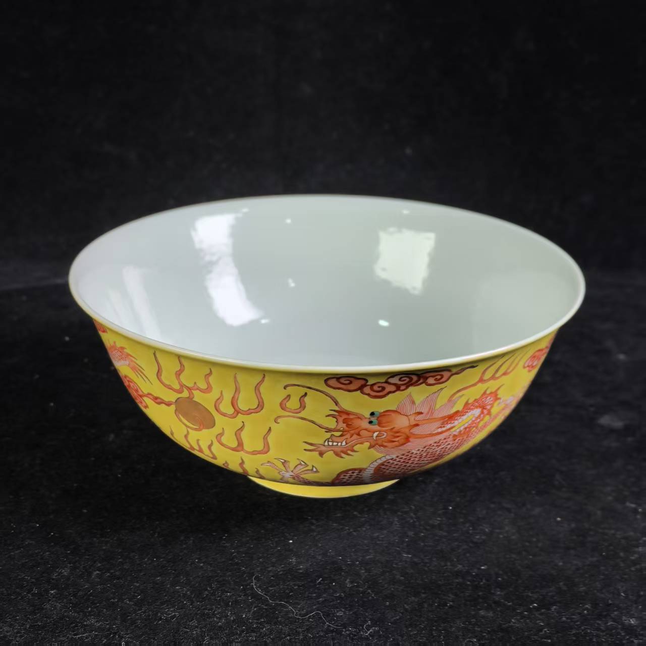 M黄地矾红彩云龙戏珠纹碗
