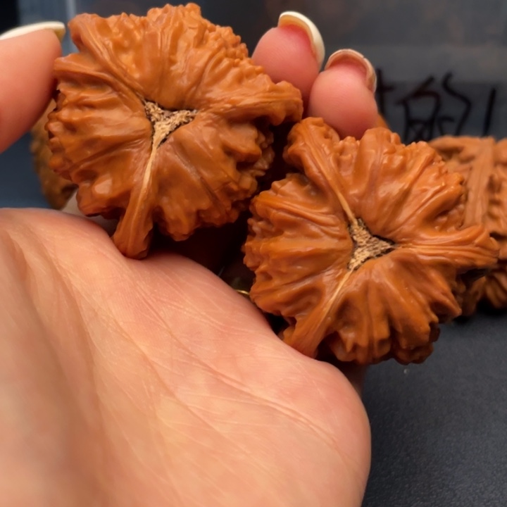 华***.文玩核桃吊坠白狮子