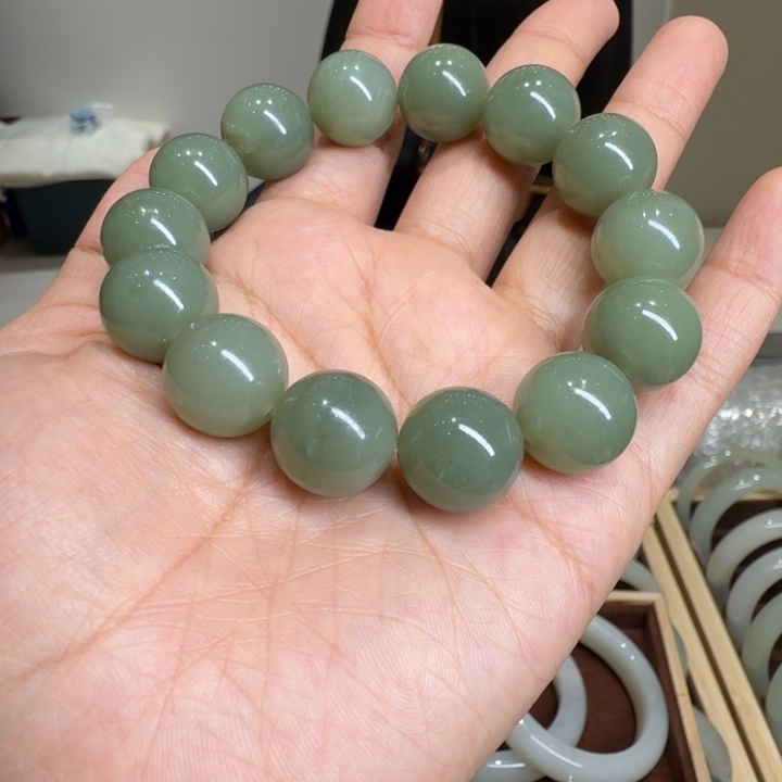 小***纹和田玉（糖玉）未镶嵌手镯