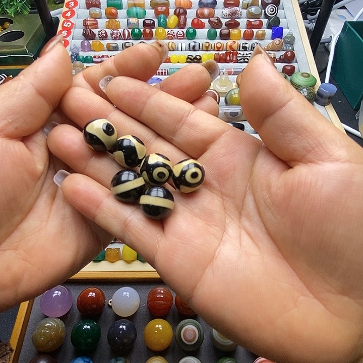 贾***生玛瑙/玉髓未镶嵌颈饰