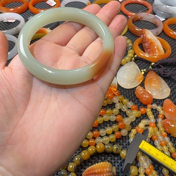 浅***笑石英质玉（金丝玉）未镶嵌手镯56.9