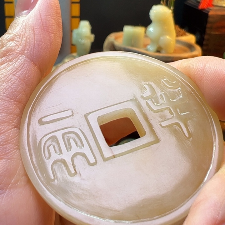 和田玉（糖玉）未镶嵌颈饰红**迹