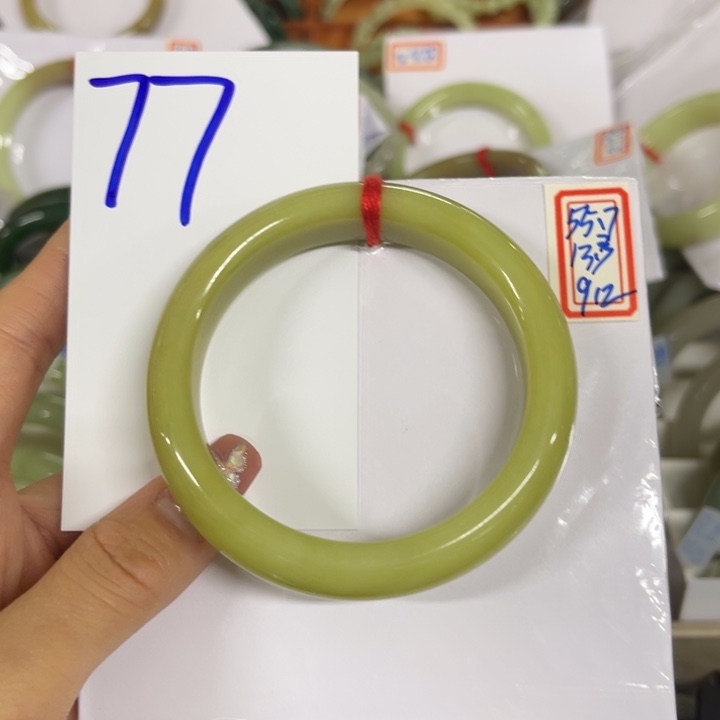 随***排和田玉未镶嵌手镯