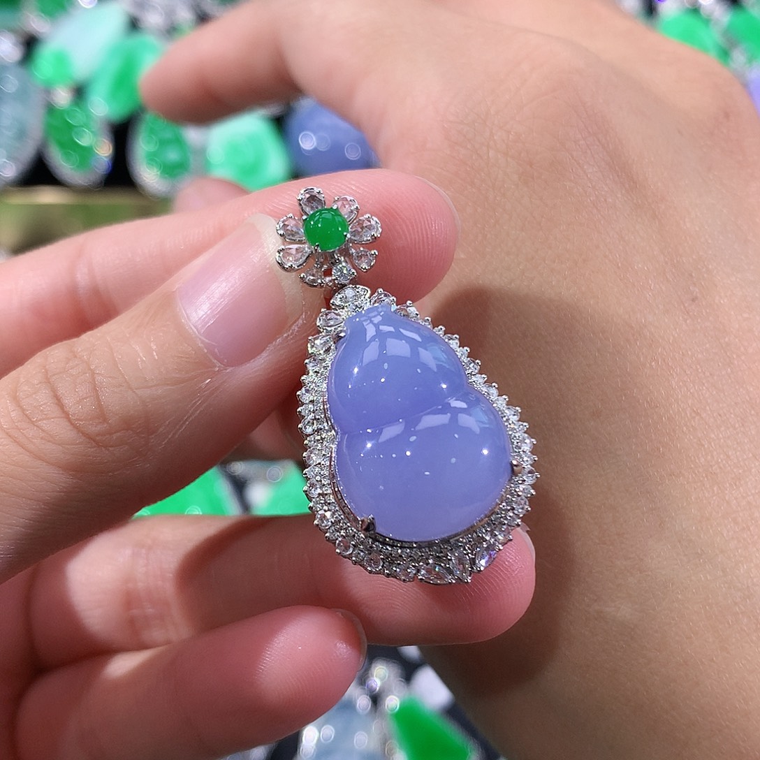 我***闲翡翠18K金镶嵌颈饰