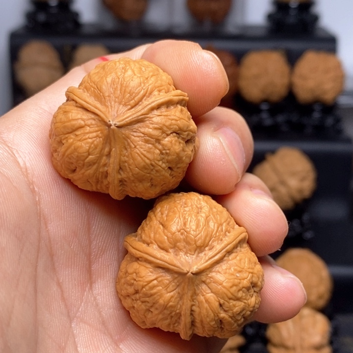 文玩核桃吊坠三棱