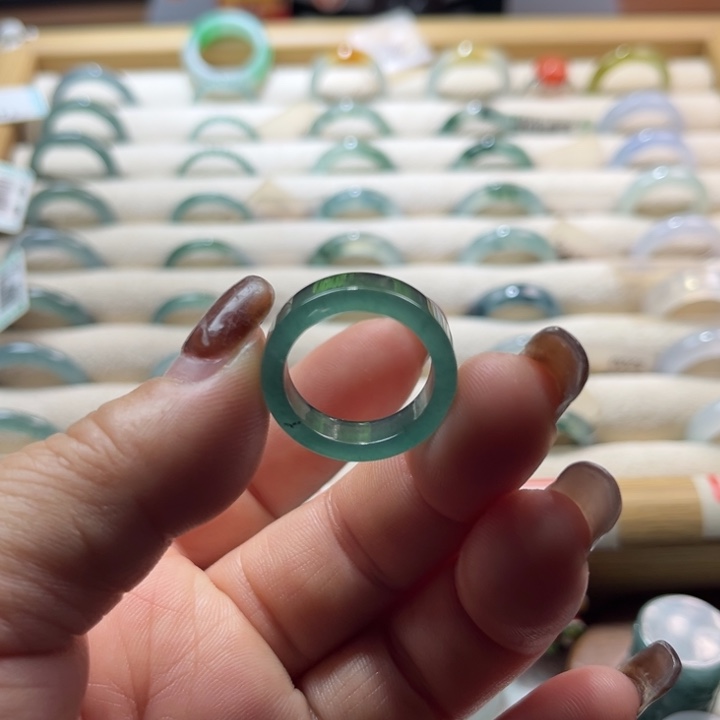 翡翠未镶嵌戒指蓝水