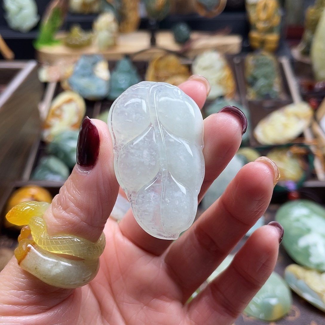 蛇纹石玉颈饰未镶嵌天青冻叶子