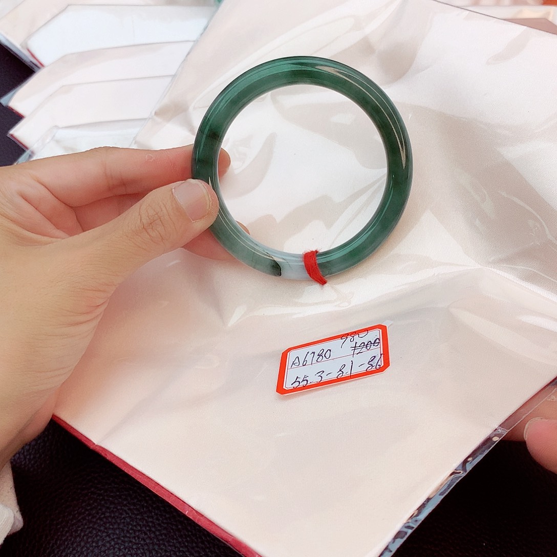 翡翠手镯未镶嵌大****儿