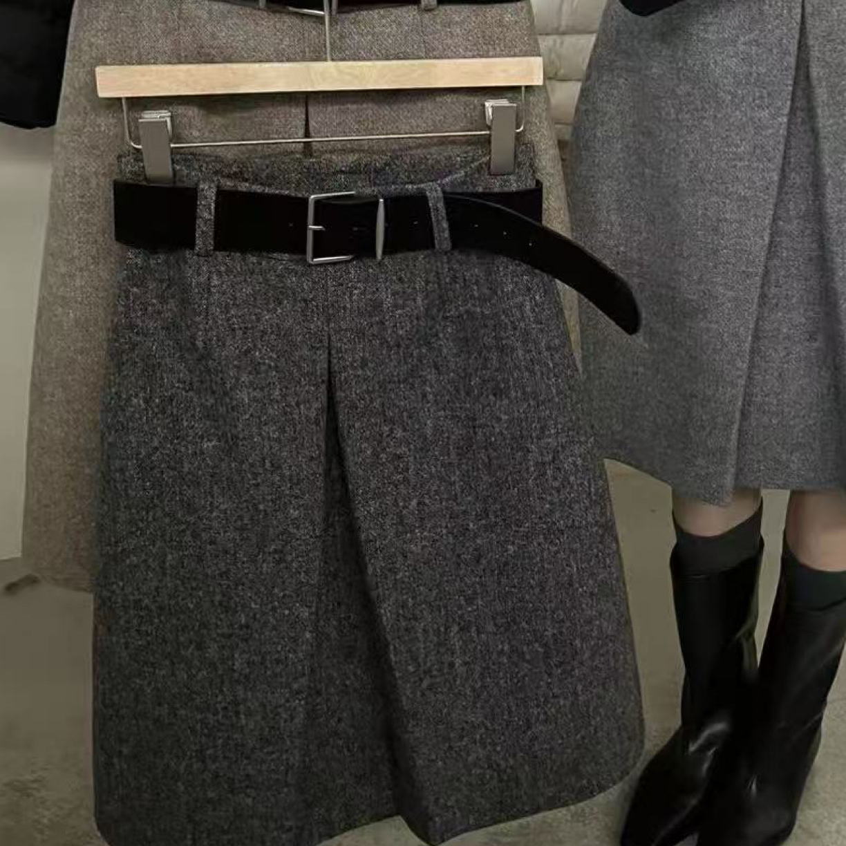 恩熙·韩系设计感遮胯高腰A字大摆毛呢半身裙25278