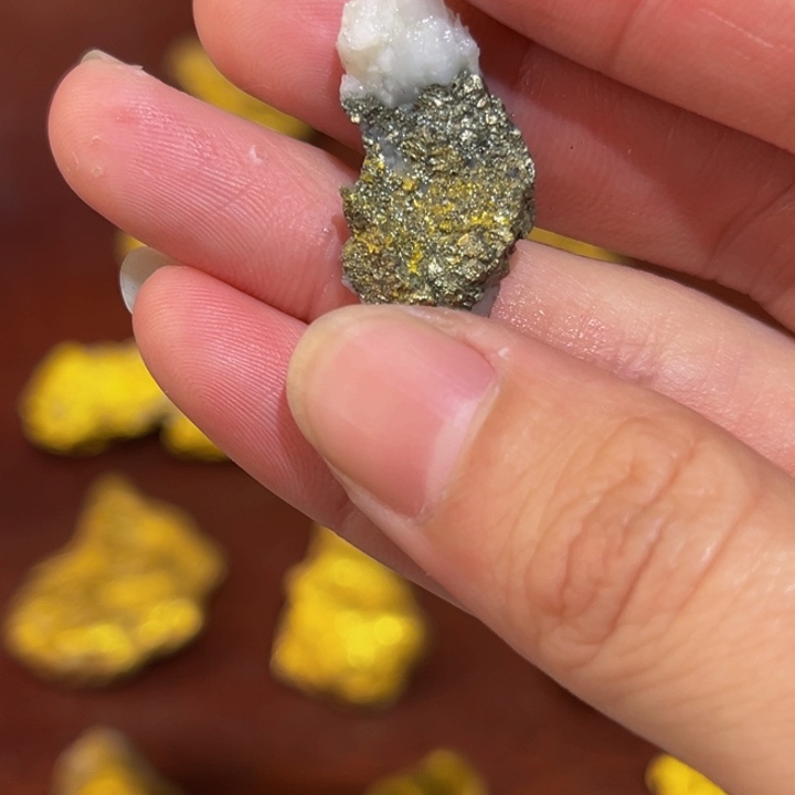 石材明金矿石标本约3克