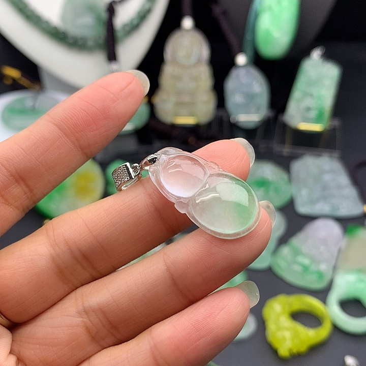 翡翠未镶嵌吊坠(赠链)