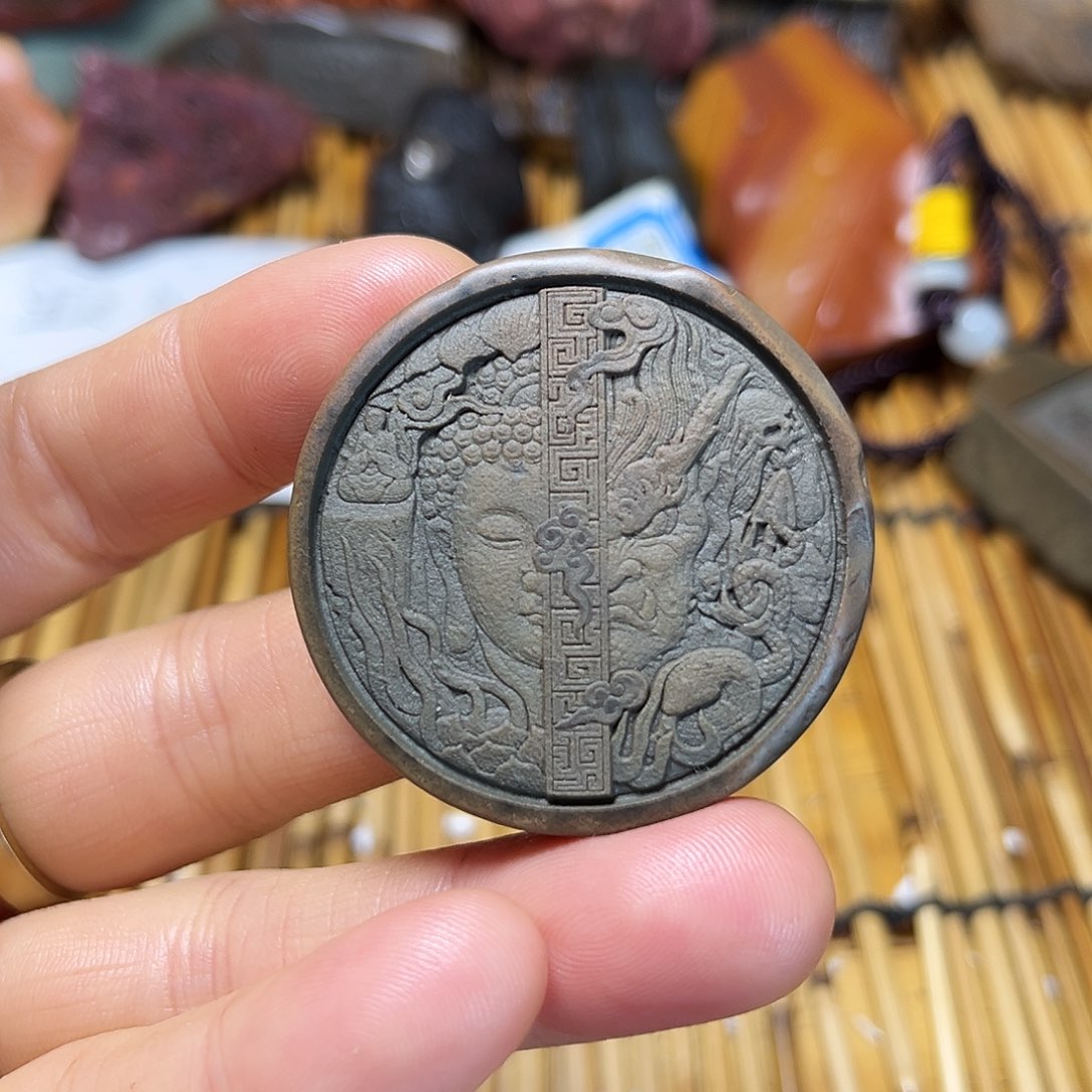 新疆原石雕刻手把件