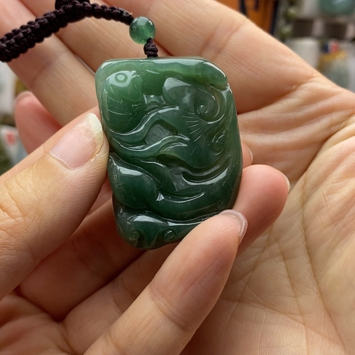 翡翠未镶嵌颈饰每天