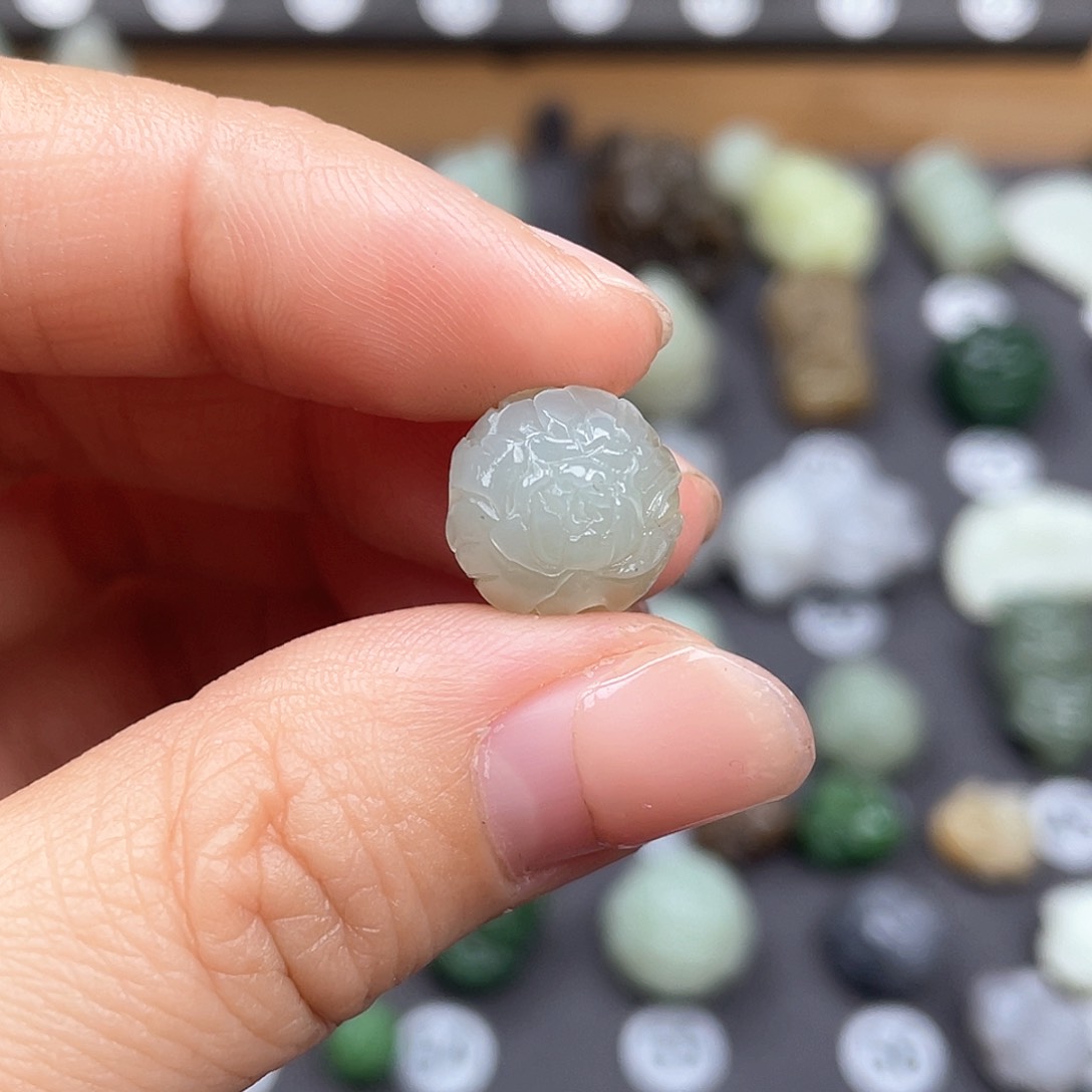 和田玉颈饰未镶嵌有钱花珠子定制